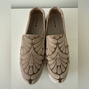 NWOB BIRDIES 'The Swift'Dressy Sneakers Shoes Taupe Velvet Embroidery Size 9